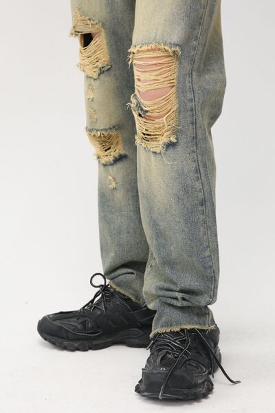 Distressed Mid Rise Jeans with Pockets.